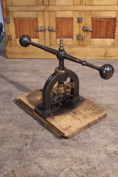 presse a decoration de marie en laiton